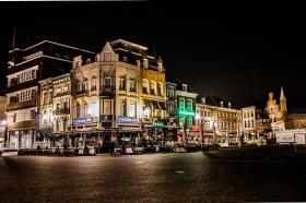 De markt met (eet)cafés en restaurants