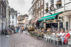 Borrelen en eten in De Uilenburg